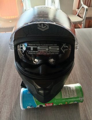 Casco de moto negro con diseño
