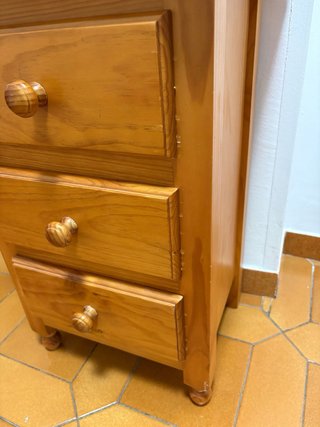 Cabecero y mesita de madera a juego.