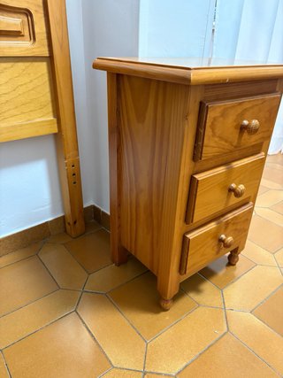 Cabecero y mesita de madera a juego.