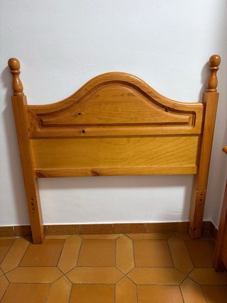 Cabecero y mesita de madera a juego.