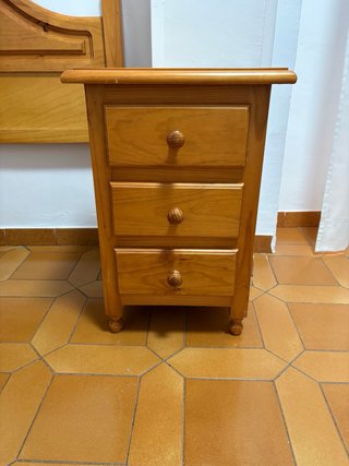 Cabecero y mesita de madera a juego.