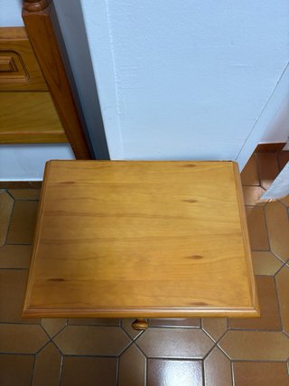 Cabecero y mesita de madera a juego.