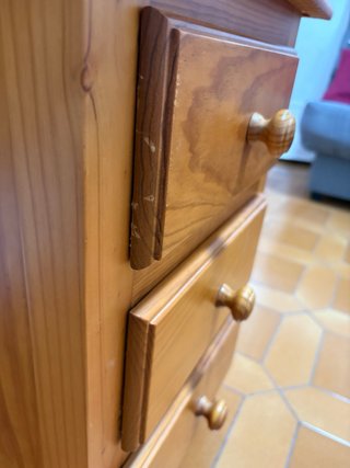 Cabecero y mesita de madera a juego.
