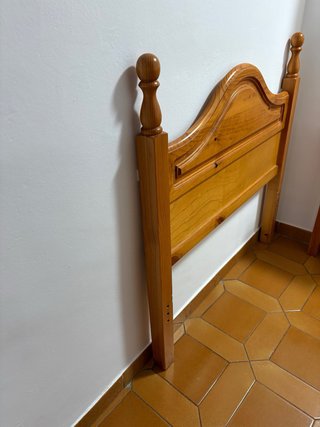 Cabecero y mesita de madera a juego.