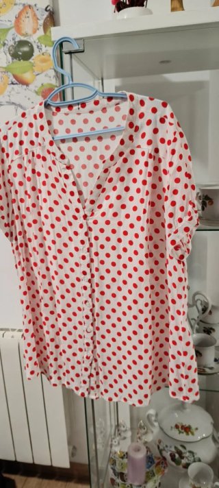 Pantalón rojo de lunares más camisa por 3€.