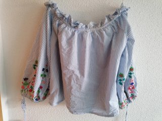 Blusa Stradivarius bordada de flores