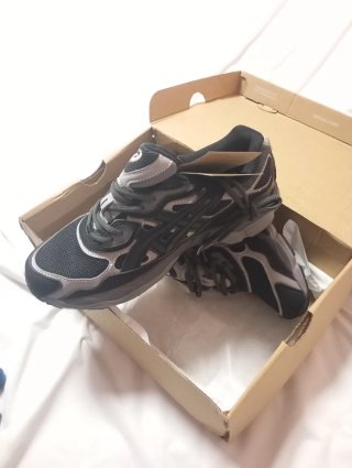 Zapatillas Asics Negras y Grises