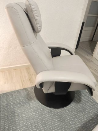 Butaca y Reposapiés de piel