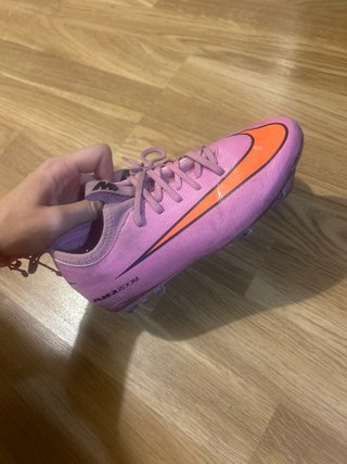 Zapatos de fútbol Nike rosas y naranjas