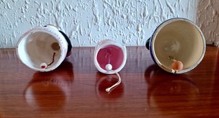 Campane in ceramica con figure dipinte 3 pz