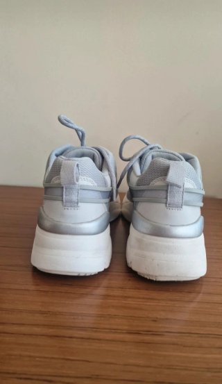Zapatillas grises y blancas
