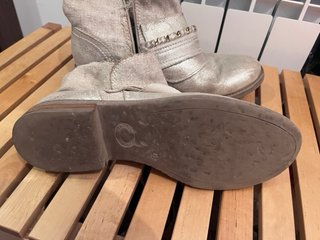 Botines dorados/plateados con tachuelas
