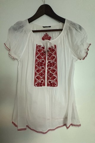 Blusa bordada blanca y roja