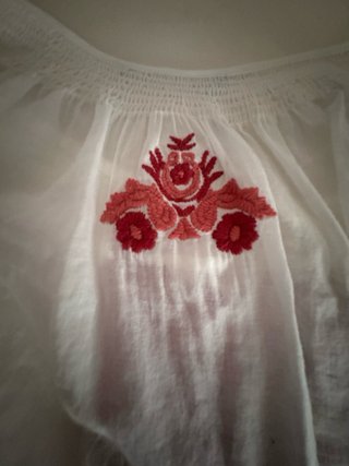 Blusa bordada blanca y roja