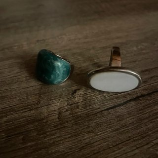 Anillos plateados y verde mar