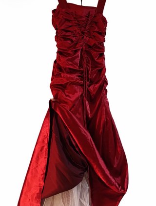 Vestido rojo largo drapeado