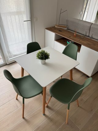 Conjunto de mesa y 4 sillas