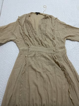 Vestido beige con volantes