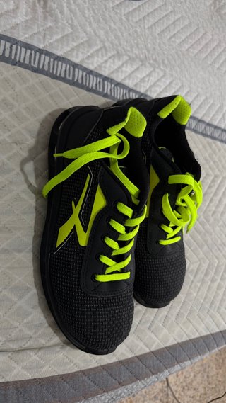 Zapatos Deportivos Mujer Negros y Amarillos
