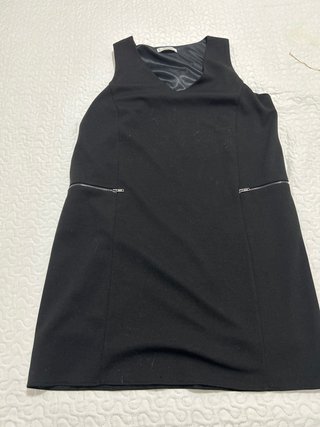 Vestido negro con cremalleras