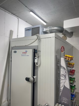 Cámara frigorífica,estanterías,congelador