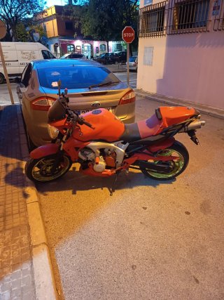 Moto Deportiva Roja y Negra