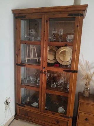 Mueble de madera con puertas de cristal
