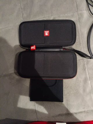 Nintendo Switch + Funda Azul/Rojo
