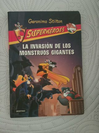 La invasión de los monstruos gigantes Superhéro...