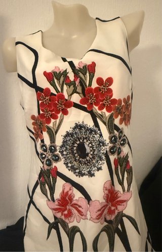 Vestido de verano con flores y estampado