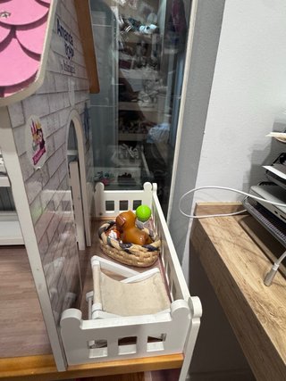Casa de muñecas con muebles