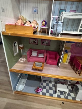 Casa de muñecas con muebles