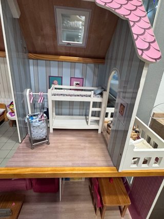 Casa de muñecas con muebles