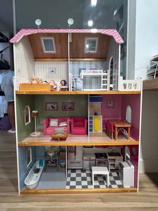 Casa de muñecas con muebles
