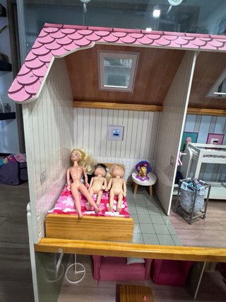 Casa de muñecas con muebles