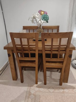 Mesa de comedor y sillas de madera