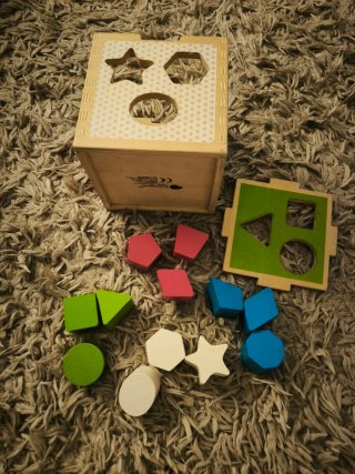 Cubo de formas de madera