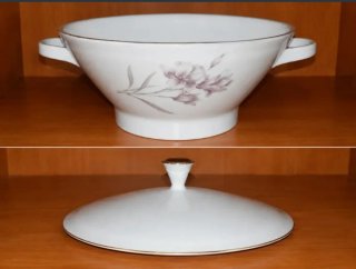 Sopera in porcellana Bidasoa con bordatura in oro 1960