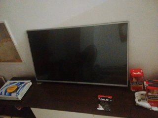 Televisor Negro y Plateado 42 Pg