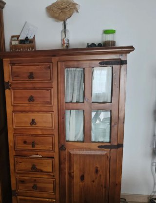 Mueble de madera con puertas de cristal