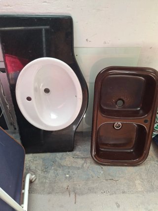 Fregadero y lavabo de mármol negro y blanco