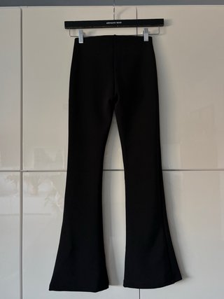 Pantalones acampanados negros con tachuelas