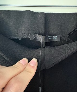 Pantalones acampanados negros con tachuelas