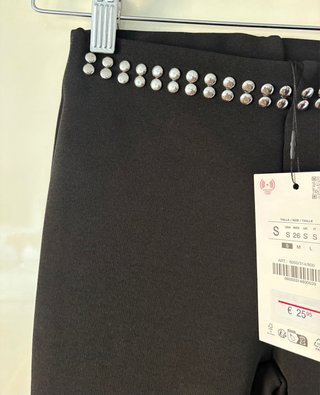 Pantalones acampanados negros con tachuelas