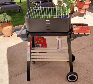 Barbacoa de carbón con accesorios