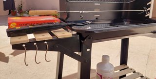 Barbacoa de carbón con accesorios