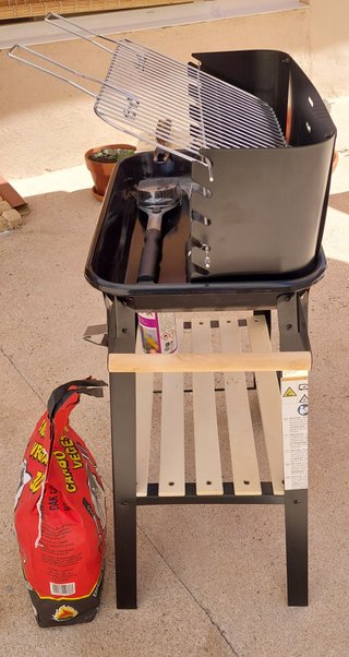 Barbacoa de carbón con accesorios