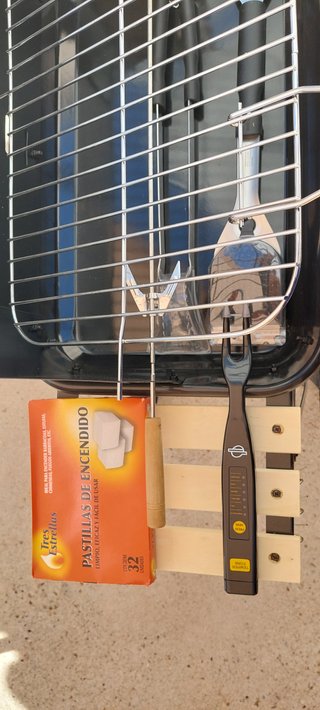 Barbacoa de carbón con accesorios