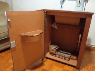 Máquina de coser Sigma antigua con mueble