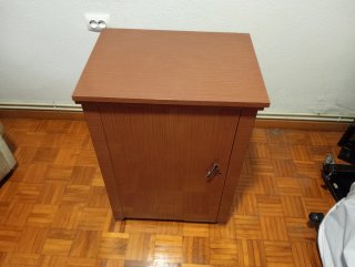 Máquina de coser Sigma antigua con mueble